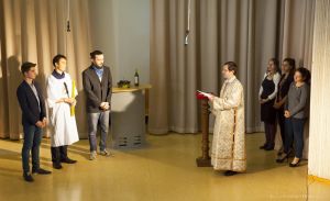 Jugendliche der rumänischen Gemeinde führen ein Theaterstück auf